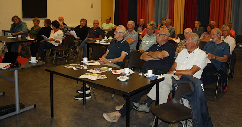 leden van de vereniging luisteren aandachtig naar voorzitter Kathi Wortmann